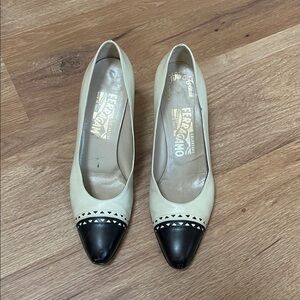 Vintage Salvatore Ferragamo cream/black oxford style pumps, size 8 AA